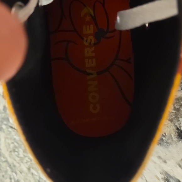 Rare Looney Tunes high top Converse - Picture 9 of 15